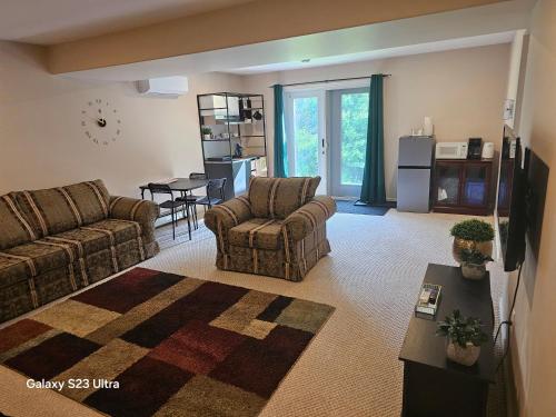 . Cozy, Private Basement Suite