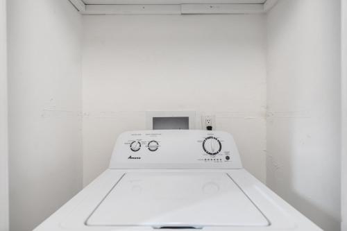 Streamwood Gameroom King Bd Pet Friendly in Streamwood, USA