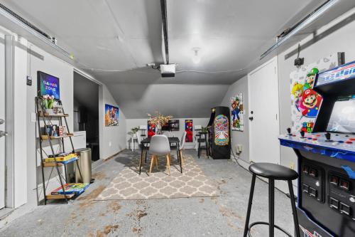 Streamwood Gameroom King Bd Pet Friendly in Streamwood, USA