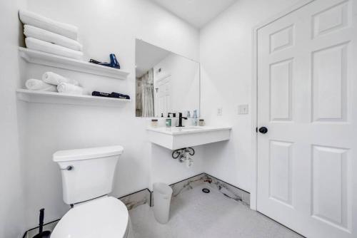 Stylish And Roomy Full House Dtwn - image 5