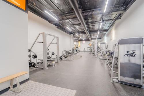 Hip Dtwn Apt With Arcade And Gym - image 5