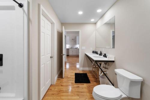 Hip Dtwn Apt With Arcade And Gym - image 14