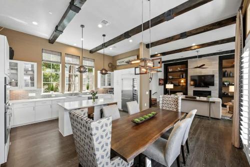 Luxe Townhome 4bd 5ba Elevator 1 mile from DT in Austin, USA