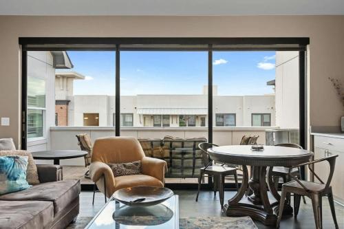 Luxe Townhome 4bd 5ba Elevator 1 mile from DT in Austin, USA