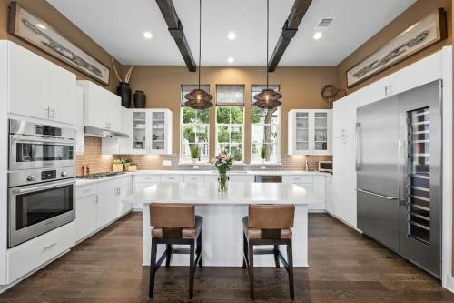 Luxe Townhome 4bd 5ba Elevator 1 mile from DT in Austin, USA
