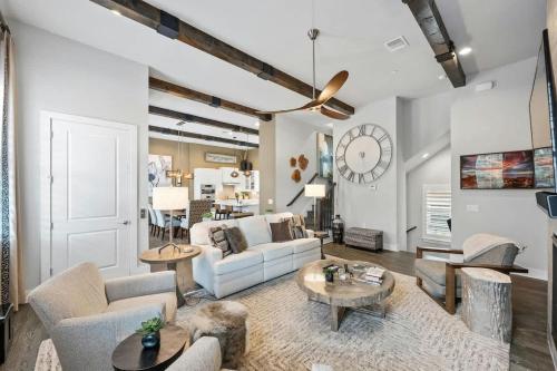 Luxe Townhome 4bd 5ba Elevator 1 mile from DT in Austin, USA