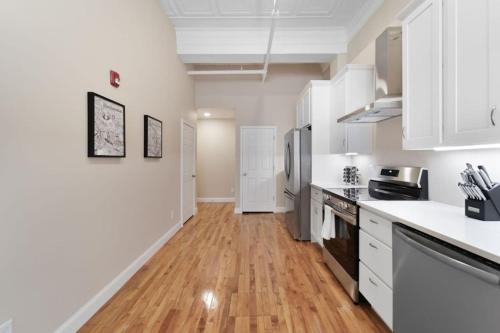 Hip Dtwn Apt With Arcade And Gym - image 3