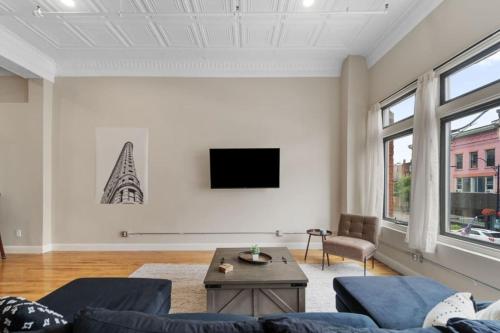 Hip Dtwn Apt With Arcade And Gym - image 4