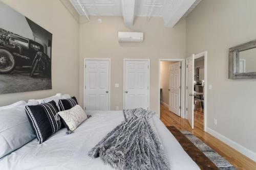 Hip Dtwn Apt With Arcade And Gym - main image