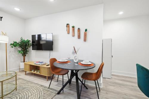 1Bed 1 Bath, King Bed, Free parking, DT Dallas, AAC, Deep Ellum in Dallas, USA