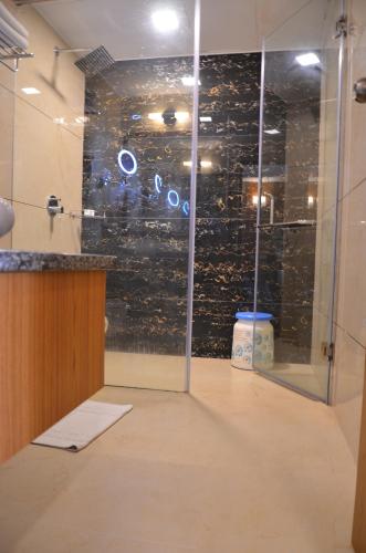 Family Room image 3