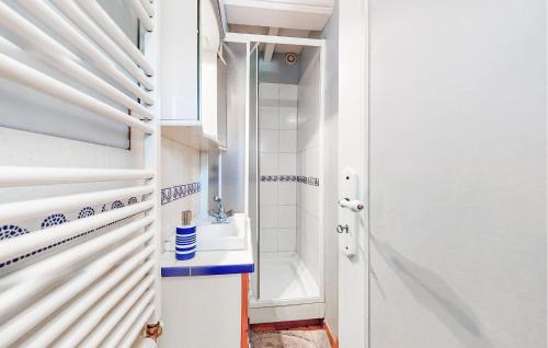 Bathroom, Lovely Home In Foulbec With Wifi in Saint-Maclou