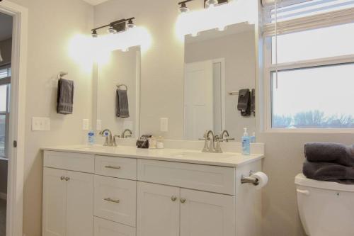 Cedar Falls Townhome - New Construction - 3 KINGS! in Cedar Falls, USA