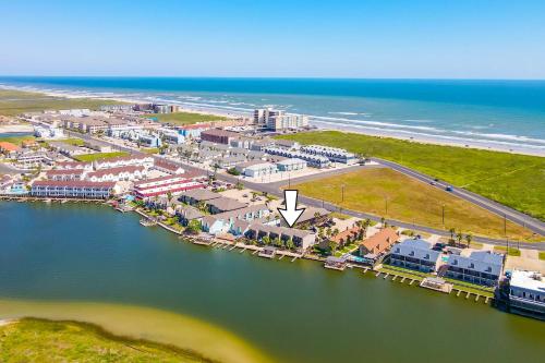 Upscale Waterfront- Private Patio Fish Pier Upscale Waterfront- Private Patio Fish Pier