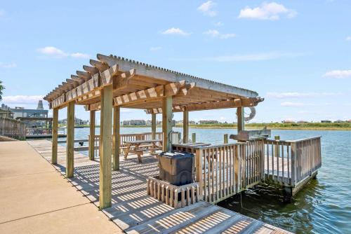 Upscale Waterfront- Private Patio Fish Pier Upscale Waterfront- Private Patio Fish Pier