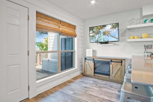 Upscale Waterfront- Private Patio Fish Pier Upscale Waterfront- Private Patio Fish Pier