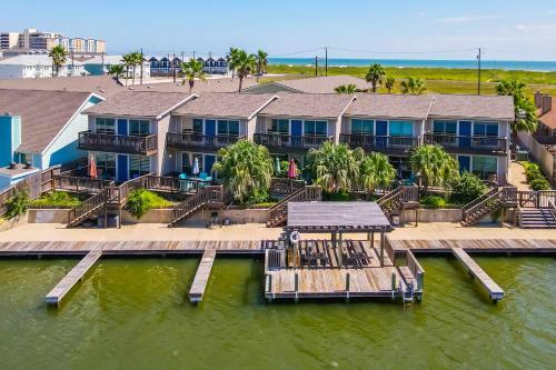 Upscale Waterfront- Private Patio Fish Pier Upscale Waterfront- Private Patio Fish Pier