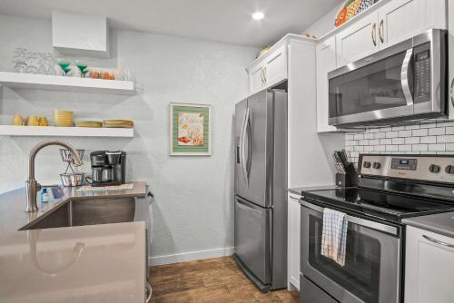 Upscale Waterfront- Private Patio Fish Pier Upscale Waterfront- Private Patio Fish Pier