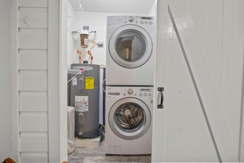 Upscale Waterfront- Private Patio Fish Pier Upscale Waterfront- Private Patio Fish Pier