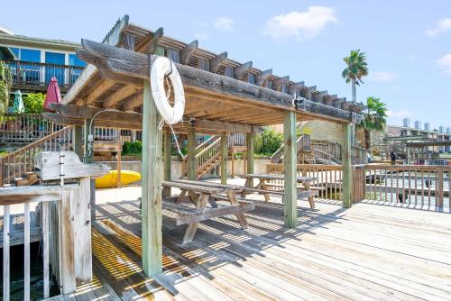 Upscale Waterfront- Private Patio Fish Pier Upscale Waterfront- Private Patio Fish Pier