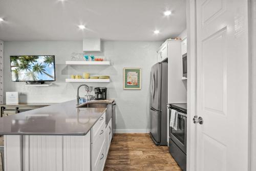 Upscale Waterfront- Private Patio Fish Pier Upscale Waterfront- Private Patio Fish Pier