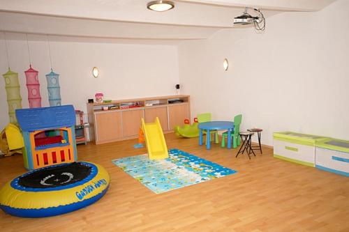 Gyermekklub, Příjemné místo pro odpočinek s bazeném (Prijemne misto pro odpocinek s bazenem) in Radovesice