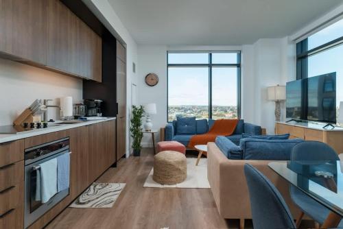 Luxury Apartment w King Bed Shared Pool & Rooftop slp 7 in Cambridge, USA