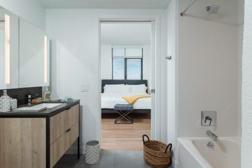 Luxury Apartment w King Bed Shared Pool & Rooftop slp 7 in Cambridge, USA