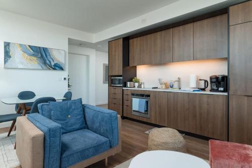 Luxury Apartment w King Bed Shared Pool & Rooftop slp 7 in Cambridge, USA