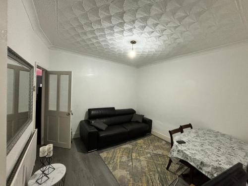 Entire 3 Bedroom House- FREE PARKING Image