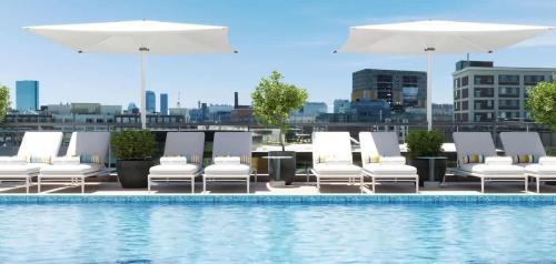 Luxury Apartment w King Bed Shared Pool & Rooftop slp 7 in Cambridge, USA