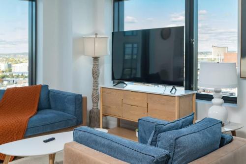 Luxury Apartment w King Bed Shared Pool & Rooftop slp 7 in Cambridge, USA