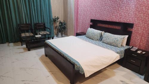 Divine Hotel1 in ดีเอชเอ เฟส 2