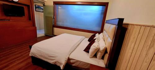 Divine Hotel1 in ดีเอชเอ เฟส 2