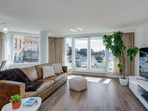 Coastal Charm - min 3-Day Stay Breathtaking Views with Work Desk by Victoria Prime!