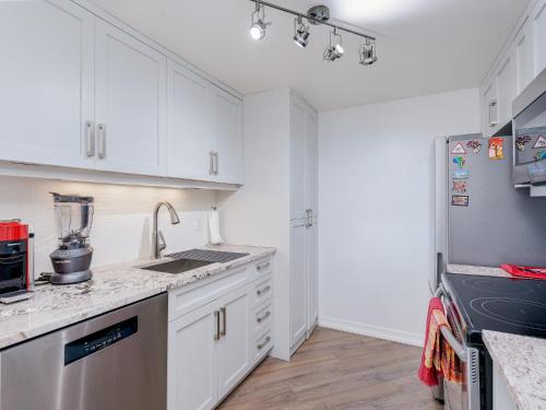 Coastal Charm - min 3-Day Stay Breathtaking Views with Work Desk by Victoria Prime!