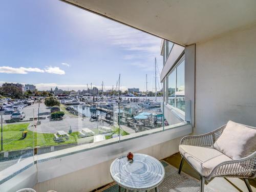 Coastal Charm - min 3-Day Stay Breathtaking Views with Work Desk by Victoria Prime! in Victoria, Canada