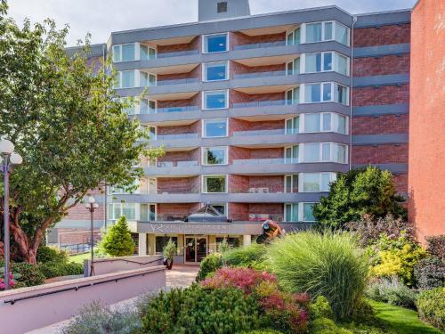 Coastal Charm - min 3-Day Stay Breathtaking Views with Work Desk by Victoria Prime!