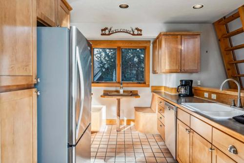 Bright Keystone Getaway w Loft Near Ski Lifts in Keystone, USA