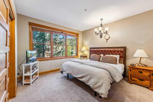 Bright Keystone Getaway w Loft Near Ski Lifts in Keystone, USA