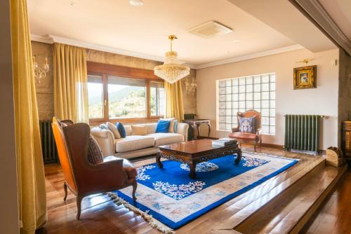 Mansión con Jacuzzi a 40 grados, gran piscina y Pádel (Mansion con Jacuzzi a 40 grados, gran piscina y Padel) in El Tiemblo