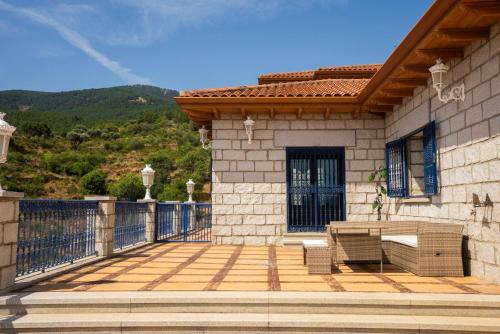 Mansión con Jacuzzi a 40 grados, gran piscina y Pádel (Mansion con Jacuzzi a 40 grados, gran piscina y Padel) in El Tiemblo