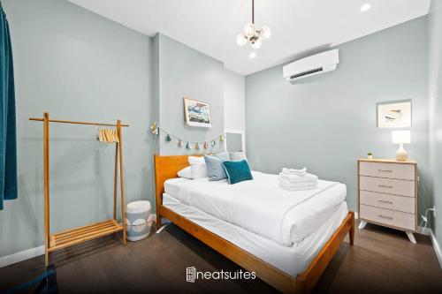1BR with Kitchen & Free Parking - Walk Everywhere