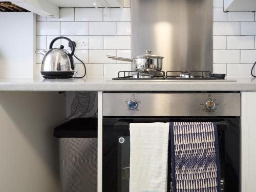 Kitchen, Woodcroft House - Air Host & Stay - 4 Bedrooms near New Beijing Chippy