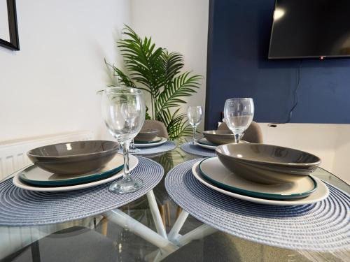 Facilities, Woodcroft House - Air Host & Stay - 4 Bedrooms near New Beijing Chippy