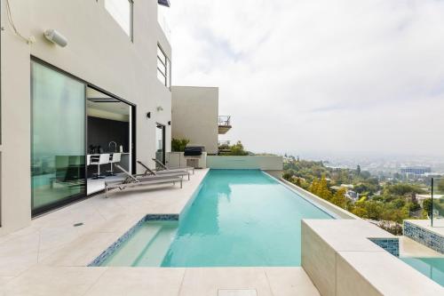 Hollywood Hills Villa Incredible Views Infinity Pool in Los Angeles, USA