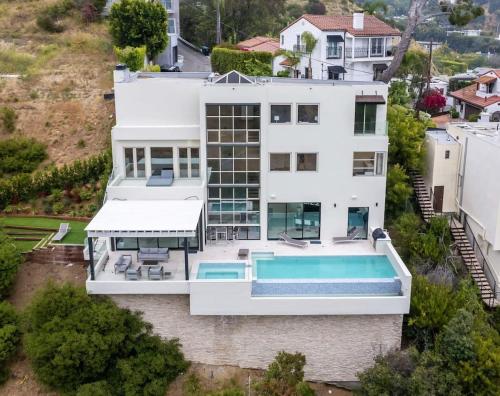 Hollywood Hills Villa Incredible Views Infinity Pool in Los Angeles, USA