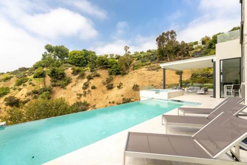Hollywood Hills Villa Incredible Views Infinity Pool in Los Angeles, USA