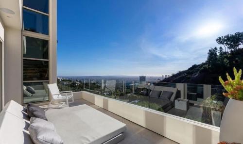 Hollywood Hills Villa Incredible Views Infinity Pool in Los Angeles, USA