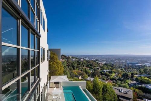 Hollywood Hills Villa Incredible Views Infinity Pool in Los Angeles, USA
